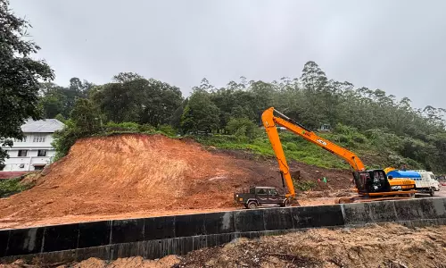 മൂന്നാറിൽ മലയിടിച്ചിൽ ഭീഷണി; മണ്ണും കല്ലും നീക്കാൻ തീവ്രശ്രമം മൂന്നാറിൽ മലയിടിച്ചിൽ ഭീഷണി; മണ്ണും കല്ലും നീക്കാൻ തീവ്രശ്രമം