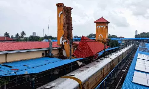 കെട്ടിട തകർച്ച: കോഴിക്കോട് ട്രെയിൻ ഗതാഗതം താറുമാറായി; സമയത്തിൽ മാറ്റം, ജനശതാബ്ദി കല്ലായിയിൽനിന്ന് പുറപ്പെടും