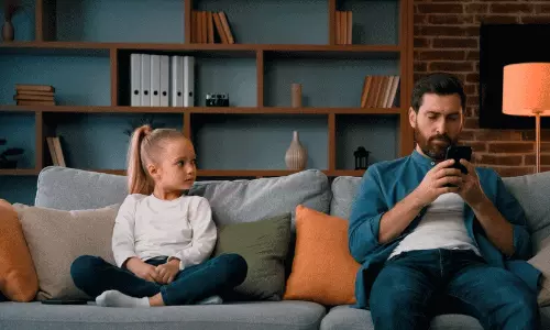 മാതാപിതാക്കളേ ശ്രദ്ധിക്കുക, കുട്ടികളുടെ ആത്മവിശ്വാസം തകർക്കാൻ നിങ്ങളുടെ ഫോൺ അഡിക്ഷനും കാരണമായേക്കാം!
