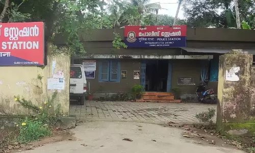 കസ്റ്റഡിയിലെടുത്തവരെ മർദിച്ചെന്ന പരാതി; കൂടൽ എസ്.ഐയെ സ്ഥലംമാറ്റി കസ്റ്റഡിയിലെടുത്തവരെ മർദിച്ചെന്ന പരാതി; കൂടൽ എസ്.ഐയെ സ്ഥലംമാറ്റി