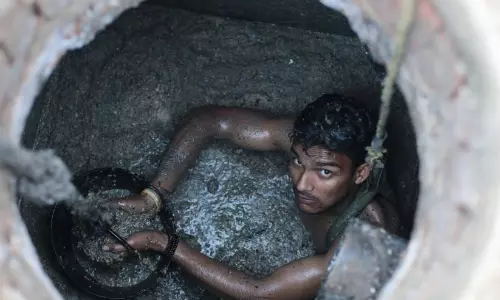 പരിഷ്കൃത സമൂഹത്തിനേറ്റ കളങ്കം; സെപ്റ്റിക് ടാങ്ക് ശുചീകരണത്തിനിടെ മരിച്ചവരുടെ കുടുംബങ്ങൾക്ക് 30 ലക്ഷം രൂപ നഷ്ടപരിഹാരം നൽകാൻ ബോംബെ ഹൈക്കോടതി