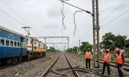 റെയിൽവേയുടെ ഓവർഹെഡ് ലൈൻ കള്ളന്മാർ മുറിച്ചുകടത്തി; ബിഹാറിൽ ട്രെയിൻ ഗതാഗതം തടസ്സപ്പെട്ടു