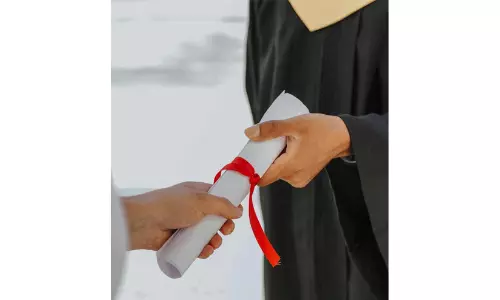 വ്യാജ ബിരുദ സർട്ടിഫിക്കറ്റ് ഉപയോഗിച്ച വിദേശി അധ്യാപകന് ബഹ്‌റൈനിൽ തടവുശിക്ഷയും നാടുകടത്തലും