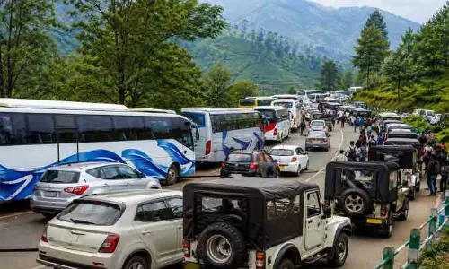 ഗതാഗതക്കുരുക്ക്: മൂന്നാറിൽ വലിയ വാഹനങ്ങൾക്ക് നിയന്ത്രണം ഗതാഗതക്കുരുക്ക്: മൂന്നാറിൽ വലിയ വാഹനങ്ങൾക്ക് നിയന്ത്രണം