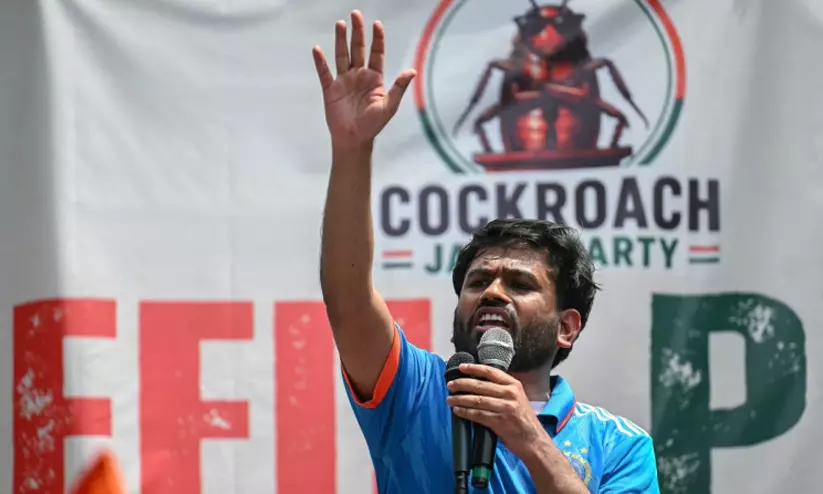 മഴയിൽ വലഞ്ഞ് വിദ്യാർഥികൾ; ടെന്റിനായി പൊലീസിനോട് അപേക്ഷിക്കുന്ന വിഡിയോ സർക്കാർ നീക്കം ചെയ്തെന്ന ആരോപണവുമായി അഭിജീത് ദിപ്കെ മഴയിൽ വലഞ്ഞ് വിദ്യാർഥികൾ; ടെന്റിനായി പൊലീസിനോട് അപേക്ഷിക്കുന്ന വിഡിയോ സർക്കാർ നീക്കം ചെയ്തെന്ന ആരോപണവുമായി അഭിജീത് ദിപ്കെ