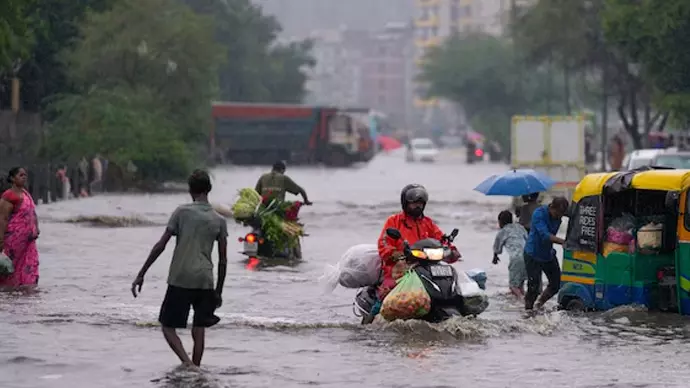 മൺസൂൺ ശക്തം; വിവിധ സംസ്ഥാനങ്ങളിലായി 11 മരണം, യു.പിയും ഡൽഹിയും വെള്ളത്തിനടിയിൽ മൺസൂൺ ശക്തം; വിവിധ സംസ്ഥാനങ്ങളിലായി 11 മരണം, യു.പിയും ഡൽഹിയും വെള്ളത്തിനടിയിൽ