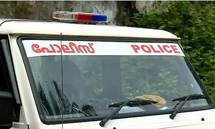 യുവതിയെ ക്രൂരമായി മർദിച്ച് സഹോദരനും ഭാര്യയും; മാലമോഷണക്കഥയുടെ ചുരുളഴിച്ച് പൊലീസ് യുവതിയെ ക്രൂരമായി മർദിച്ച് സഹോദരനും ഭാര്യയും; മാലമോഷണക്കഥയുടെ ചുരുളഴിച്ച് പൊലീസ്