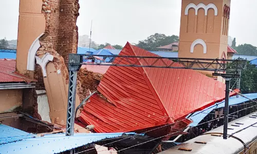 ത​ക​ർ​ന്നത് കോ​ഴി​ക്കോ​ടി​ന്റെ പൈ​തൃ​ക മു​ദ്ര​ക​ളി​ലൊ​ന്ന്; ക​രാ​ർ ക​മ്പ​നി ​പ്ര​തി​സ്ഥാ​ന​ത്ത്