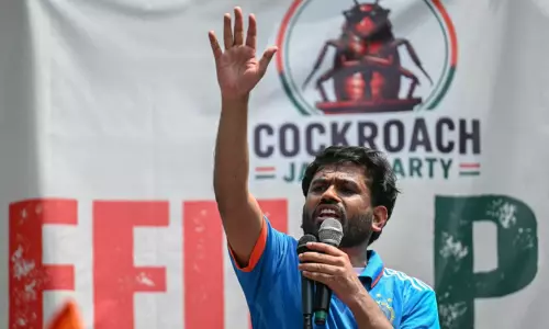 മഴയിൽ വലഞ്ഞ് വിദ്യാർഥികൾ; ടെന്‍റിനായി പൊലീസിനോട് അപേക്ഷിക്കുന്ന വിഡിയോ സർക്കാർ നീക്കം ചെയ്‌തെന്ന ആരോപണവുമായി അഭിജീത് ദിപ്കെ