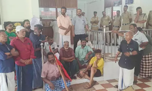 പഴയ ദേശീയപാത കൈയേറി കച്ചവടം നടത്തിയവരെ ഒഴിപ്പിച്ചു