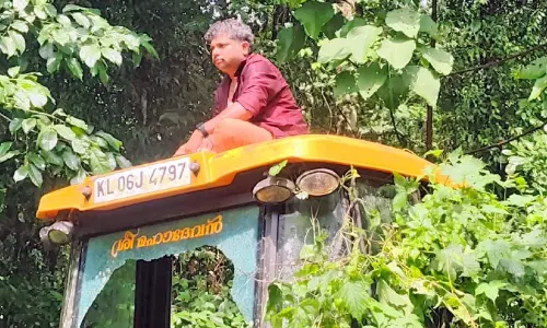 മണ്ണുമാന്തി യന്ത്രം വനം വകുപ്പ് പിടിച്ചെടുത്തിട്ട് അഞ്ച് വർഷം; ആത്മഹത്യഭീഷണിയുമായി ആദിവാസി യുവാവ്