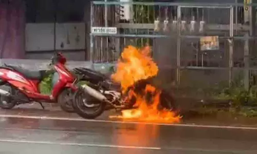 ഓടിക്കൊണ്ടിരുന്ന ബൈക്കിന് തീപ്പിടിച്ചു: യാത്രക്കാരൻ അത്ഭുതകരമായി രക്ഷപ്പെട്ടു