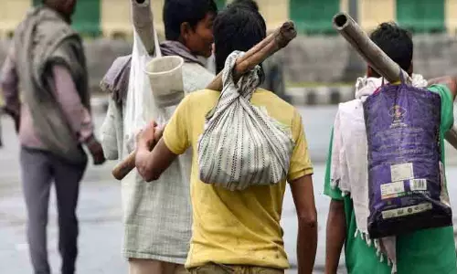 തൊ​ഴി​ലാ​ളി​യെ പ്ര​തി​യാ​ക്കു​ന്ന രാ​ഷ്ട്രീ​യം