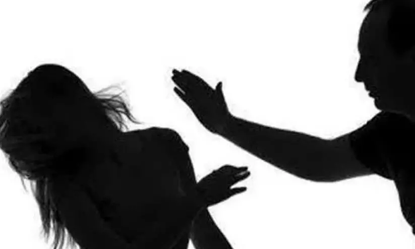 മാല മോഷ്ടിച്ചെന്ന് ആരോപിച്ച് യുവതിയെ മർദിച്ച സംഭവം: പൊലീസ് പരിശോധനയിൽ കണ്ടെത്തിയത് മുക്കുപണ്ടം മാല മോഷ്ടിച്ചെന്ന് ആരോപിച്ച് യുവതിയെ മർദിച്ച സംഭവം: പൊലീസ് പരിശോധനയിൽ കണ്ടെത്തിയത് മുക്കുപണ്ടം