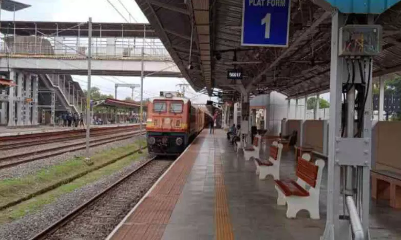 തലശ്ശേരി റെയിൽവേ സ്റ്റേഷനിൽ ഇനി മുതൽ യാത്ര മാത്രമല്ല, ഇനി ഷോപ്പിങ്ങുമാകാം തലശ്ശേരി റെയിൽവേ സ്റ്റേഷനിൽ ഇനി മുതൽ യാത്ര മാത്രമല്ല, ഇനി ഷോപ്പിങ്ങുമാകാം