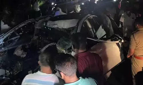 കണ്ണൂർ ചാലോട് കാർ മരത്തിലിടിച്ച് അപകടം: നാല് പേർ മരിച്ചു; ഒരാൾക്ക് ഗുരുതര പരിക്ക്