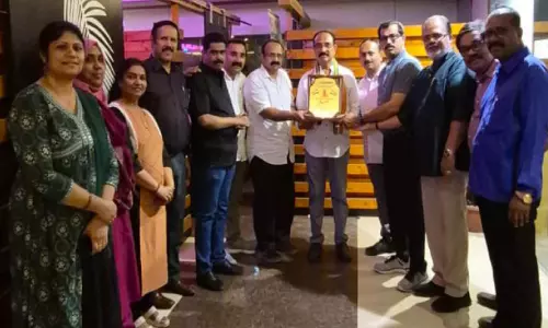 വിൻസെൻറ് ചിറ്റക്കരയ്ക്ക് തൃശ്ശൂർ ജില്ല ഒ.ഐ.സി.സി യാത്രയയപ്പ് നൽകി