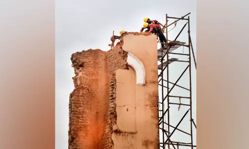 റെയിൽവേ സ്റ്റേഷനിൽ ക്ലോക്ക് ടവർ പൊളിച്ചുനീക്കൽ പുരോഗമിക്കുന്നു; പ്ര​വൃ​ത്തി ഇ​ന്നും തു​ട​രും