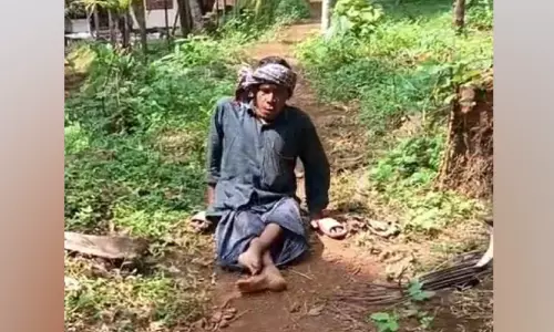ദുരിതവഴികളിൽ നിരങ്ങിത്തീരുന്ന ജീവിതം; കാൽനൂറ്റാണ്ട് പിന്നിട്ടിട്ടും സുലൈമാന് വീട്ടിലെത്താൻ വഴിയില്ല ദുരിതവഴികളിൽ നിരങ്ങിത്തീരുന്ന ജീവിതം; കാൽനൂറ്റാണ്ട് പിന്നിട്ടിട്ടും സുലൈമാന് വീട്ടിലെത്താൻ വഴിയില്ല