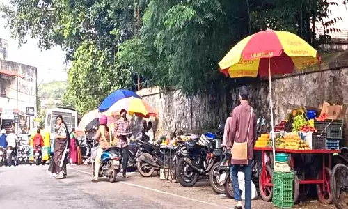 നെടുമങ്ങാട്ട് തെരുവോര കച്ചവടം ഒഴിപ്പിക്കൽ പ്രഹസനം; ന​ഗ​ര​സ​ഭ ഭ​ര​ണാ​ധി​കാ​രി​ക​ളു​ടെ ഒ​ത്താ​ശ​യോ​ടെ ക​ച്ച​വ​ടം ത​ല​പൊ​ക്കു​ന്നു
