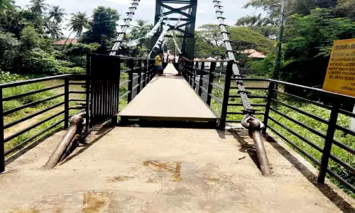 ഉദ്ഘാടനം കഴിഞ്ഞ് ഒരുവർഷമായിട്ടും പ്രവൃത്തികൾ തീരാതെ ഗായത്രി പുഴയിലെ തൂക്കുപാലം ഉദ്ഘാടനം കഴിഞ്ഞ് ഒരുവർഷമായിട്ടും പ്രവൃത്തികൾ തീരാതെ ഗായത്രി പുഴയിലെ തൂക്കുപാലം