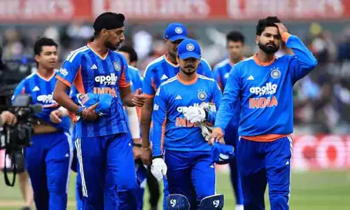 ഇന്ത്യൻ ടീം ബസ് ഗതാഗതക്കുരുക്കിൽ; സതാംപ്ടനിൽ അഞ്ചാം ട്വന്റി20 മത്സരം വൈകുന്നു ഇന്ത്യൻ ടീം ബസ് ഗതാഗതക്കുരുക്കിൽ; സതാംപ്ടനിൽ അഞ്ചാം ട്വന്റി20 മത്സരം വൈകുന്നു