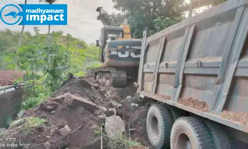 വീടുകൾക്ക് ഭീഷണിയായി നിലനിന്നിരുന്ന മൺകൂന നീക്കംചെയ്യുന്നു വീടുകൾക്ക് ഭീഷണിയായി നിലനിന്നിരുന്ന മൺകൂന നീക്കംചെയ്യുന്നു