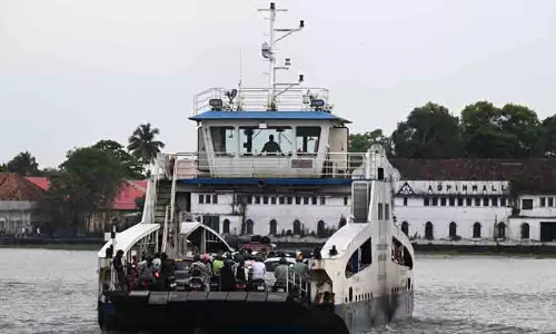 കൊച്ചി റോ-റോ സർവിസുകളിലും സ്ത്രീകൾക്ക് സൗജന്യ യാത്ര; നഗരസഭയുടെ തീരുമാനം പ്രശംസനീയം -മുഖ്യമന്ത്രി വി.ഡി. സതീശൻ