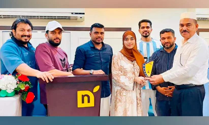 ഉന്നത വിജയം നേടിയ ഖദീജ സഫ്രീന് ഉപഹാരം നല്കി ഉന്നത വിജയം നേടിയ ഖദീജ സഫ്രീന് ഉപഹാരം നല്കി