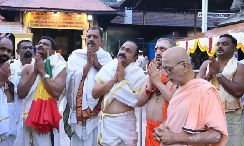 വി.ഡി.സതീശൻ മൂകാംബിക ക്ഷേത്രം സന്ദർശിച്ചു വി.ഡി.സതീശൻ മൂകാംബിക ക്ഷേത്രം സന്ദർശിച്ചു