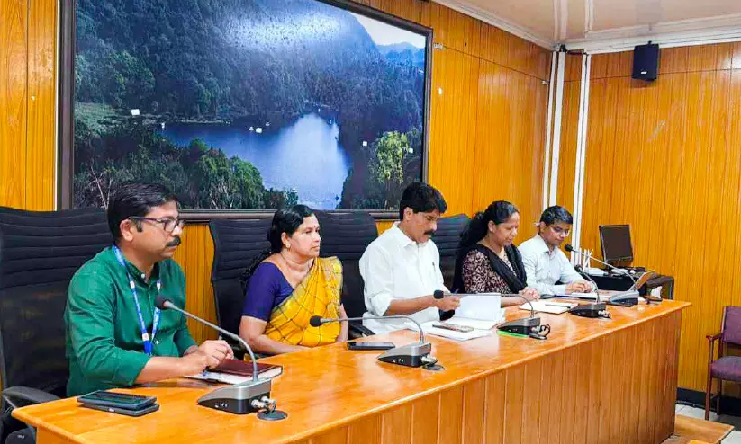 കള്ളാടി ദുരന്തം; മൂന്നു ദിവസത്തിനകം മണ്ണ് മാറ്റാൻ നിർദേശം നൽകി :മന്ത്രി ടി. സിദ്ദീഖ് കള്ളാടി ദുരന്തം; മൂന്നു ദിവസത്തിനകം മണ്ണ് മാറ്റാൻ നിർദേശം നൽകി :മന്ത്രി ടി. സിദ്ദീഖ്