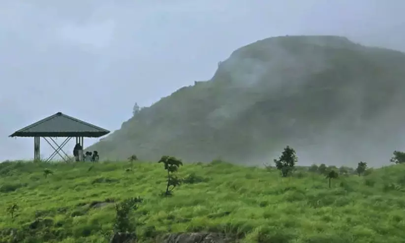 ചുവപ്പുനാടയഴിഞ്ഞു; കുയിലിമല വ്യൂ പോയന്റിലേക്ക് സഞ്ചാരികൾ എത്തിത്തുടങ്ങി ചുവപ്പുനാടയഴിഞ്ഞു; കുയിലിമല വ്യൂ പോയന്റിലേക്ക് സഞ്ചാരികൾ എത്തിത്തുടങ്ങി