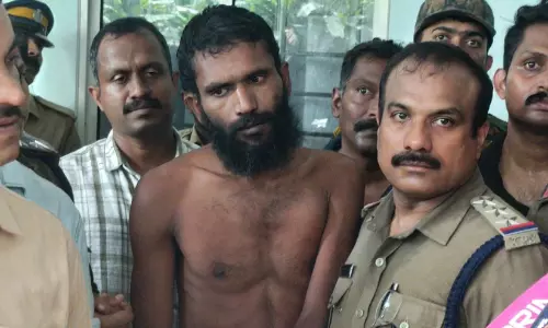 അഴികൾ മുറിക്കാൻ ഗോവിന്ദച്ചാമിക്ക് ആയുധം ലഭിച്ചത് ഗുരുതരവീഴ്ച: മോഡേൺ ജയിലുകൾ നിർമ്മിക്കണമെന്ന് അന്വേഷണ കമ്മീഷൻ, ഉദ്യോഗസ്ഥർക്കെതിരെ രൂക്ഷവിമർശനം അഴികൾ മുറിക്കാൻ ഗോവിന്ദച്ചാമിക്ക് ആയുധം ലഭിച്ചത് ഗുരുതരവീഴ്ച: മോഡേൺ ജയിലുകൾ നിർമ്മിക്കണമെന്ന് അന്വേഷണ കമ്മീഷൻ, ഉദ്യോഗസ്ഥർക്കെതിരെ രൂക്ഷവിമർശനം