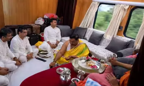 ട്രെയിനിൽ പൂജ: വിഡിയോ വൈറലായതോടെ വിശദീകരണവുമായി റെയിൽവേ, സുരക്ഷയിൽ വിട്ടുവീഴ്ചയില്ല