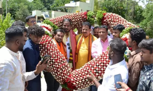 റൗഡി ‘കിങ് മേക്കർ ദാസി’ന്റെ പിറന്നാളിന് കേക്ക് മുറിച്ച് ആഘോഷിച്ച് ബി.ജെ.പി എം.എൽ.എ; വിവാദം
