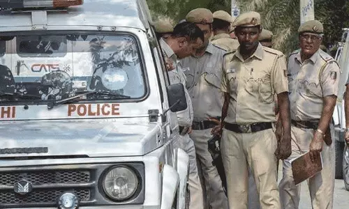 പൊതുസ്ഥലത്ത് വാക്കുതർക്കം; ഭാര്യയെ സർവീസ് പിസ്റ്റൾ കൊണ്ട് വെടിവെച്ചുകൊന്ന് പൊലീസ് ഉദ്യോഗസ്ഥൻ പൊതുസ്ഥലത്ത് വാക്കുതർക്കം; ഭാര്യയെ സർവീസ് പിസ്റ്റൾ കൊണ്ട് വെടിവെച്ചുകൊന്ന് പൊലീസ് ഉദ്യോഗസ്ഥൻ