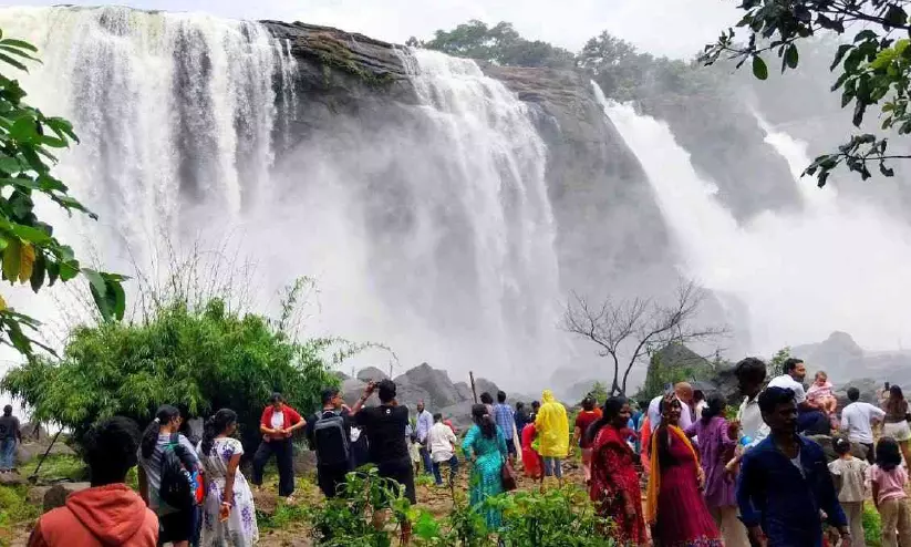 അതിരപ്പിള്ളി ജലസമൃദ്ധിയിൽ; സന്ദർശകരുടെ തിരക്കേറി അതിരപ്പിള്ളി ജലസമൃദ്ധിയിൽ; സന്ദർശകരുടെ തിരക്കേറി
