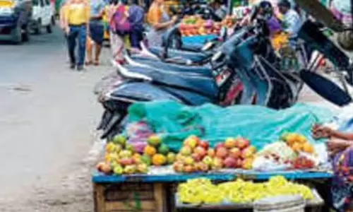 തെരുവ് കച്ചവടക്കാർ കോർപറേഷൻ ഓഫിസ് ഉപരോധിച്ചു