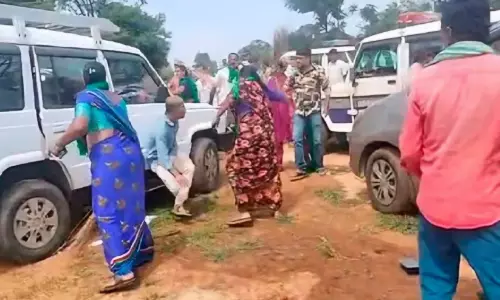 മണ്ഡലഹള്ളിയിൽ കൃഷിഭൂമി ഏറ്റെടുക്കൽ; സർവേ സംഘത്തെ കർഷക സ്ത്രീകൾ ചൂലുമായി വളഞ്ഞു