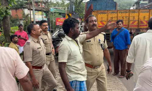 മദ്യലഹരിയിൽ വാഹനമോടിച്ച് ഭീതിപരത്തിയ ഡ്രൈവർ പിടിയിൽ മദ്യലഹരിയിൽ വാഹനമോടിച്ച് ഭീതിപരത്തിയ ഡ്രൈവർ പിടിയിൽ