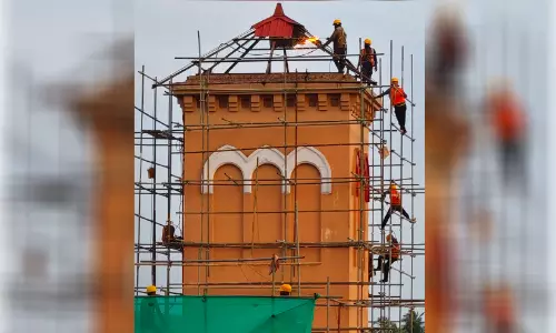 കോഴിക്കോട് റെയിൽവേ സ്റ്റേഷനിൽ അവശേഷിക്കുന്ന മൂന്ന് ഗോപുരങ്ങൾ പൊളിച്ചുനീക്കുന്നു