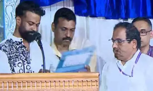 അസാധാരണം: സുഗതന്റെ സത്യപ്രതിജ്ഞ വിയ്യൂർ സെൻട്രൽ ജയിലിൽ പൂർത്തിയായി അസാധാരണം: സുഗതന്റെ സത്യപ്രതിജ്ഞ വിയ്യൂർ സെൻട്രൽ ജയിലിൽ പൂർത്തിയായി