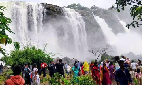 അതിരപ്പിള്ളി ജലസമൃദ്ധിയിൽ; സന്ദർശകരുടെ തിരക്കേറി അതിരപ്പിള്ളി ജലസമൃദ്ധിയിൽ; സന്ദർശകരുടെ തിരക്കേറി
