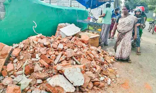 സ്ത്രീ തൊഴിലാളിയുടെ തട്ടും മത്സ്യങ്ങളും നശിപ്പിച്ചതായി പരാതി സ്ത്രീ തൊഴിലാളിയുടെ തട്ടും മത്സ്യങ്ങളും നശിപ്പിച്ചതായി പരാതി