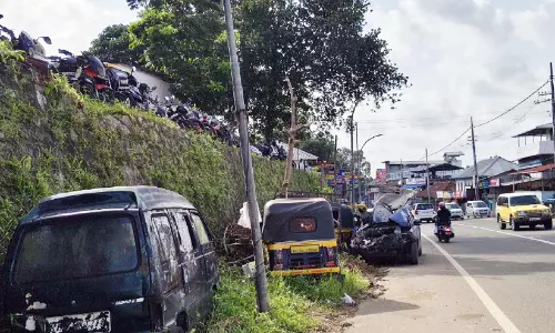 വഴിമുടക്കി തൊണ്ടിമുതലുകൾ: ഭീഷണിയായി ചടയമംഗലം പൊലീസ് സ്റ്റേഷന് മുന്നിലെ വാഹനങ്ങൾ