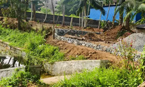 കുള ബണ്ട് കൈയേറി കെട്ടിനിർമാണം കണ്ടില്ലെന്ന് നടിച്ച് ഗ്രാമപഞ്ചായത്ത് അധികൃതർ കുള ബണ്ട് കൈയേറി കെട്ടിനിർമാണം കണ്ടില്ലെന്ന് നടിച്ച് ഗ്രാമപഞ്ചായത്ത് അധികൃതർ
