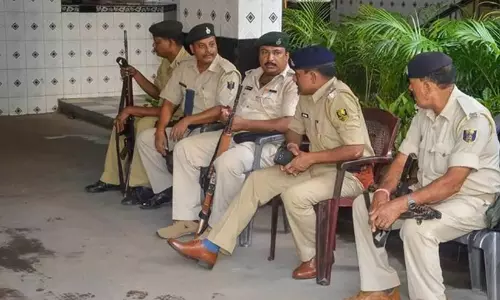 വഴിയാത്രക്കാർക്ക് തടസമായി നിന്ന വാഴ വെട്ടി; സൈനികനെയും പിതാവിനെയും ബന്ധു വെടിവെച്ച് കൊന്നു