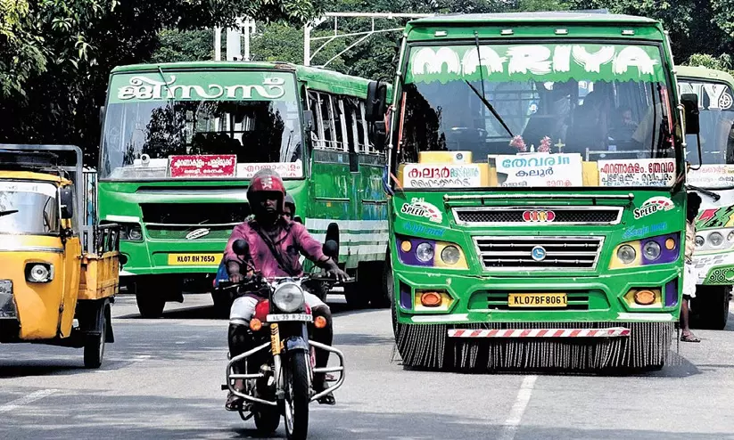 ദേശീയപാതയിൽ നിയമലംഘനം തുടർക്കഥ; ബസുകൾ പെട്ടെന്ന് നിർത്തുന്നത് അപകടഭീഷണി ദേശീയപാതയിൽ നിയമലംഘനം തുടർക്കഥ; ബസുകൾ പെട്ടെന്ന് നിർത്തുന്നത് അപകടഭീഷണി