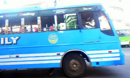 കലക്ഷനിൽ 3000 രൂപ മുതൽ 5000 രൂപ വരെ കുറവ്; പ്രിയദർശിനി സർവിസ് നടുവൊടിച്ച് സ്വകാര്യ ബസ് മേഖല കലക്ഷനിൽ 3000 രൂപ മുതൽ 5000 രൂപ വരെ കുറവ്; പ്രിയദർശിനി സർവിസ് നടുവൊടിച്ച് സ്വകാര്യ ബസ് മേഖല