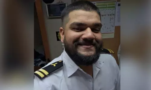 ‘കപ്പൽ സുരക്ഷിതമായി കടന്നുപോയി’; ആശ്വാസ സന്ദേശത്തിന് തൊട്ടുപിന്നാലെ പ്രിയപ്പെട്ടവരിലേക്കെത്തിയത് മരണവാർത്ത ‘കപ്പൽ സുരക്ഷിതമായി കടന്നുപോയി’; ആശ്വാസ സന്ദേശത്തിന് തൊട്ടുപിന്നാലെ പ്രിയപ്പെട്ടവരിലേക്കെത്തിയത് മരണവാർത്ത